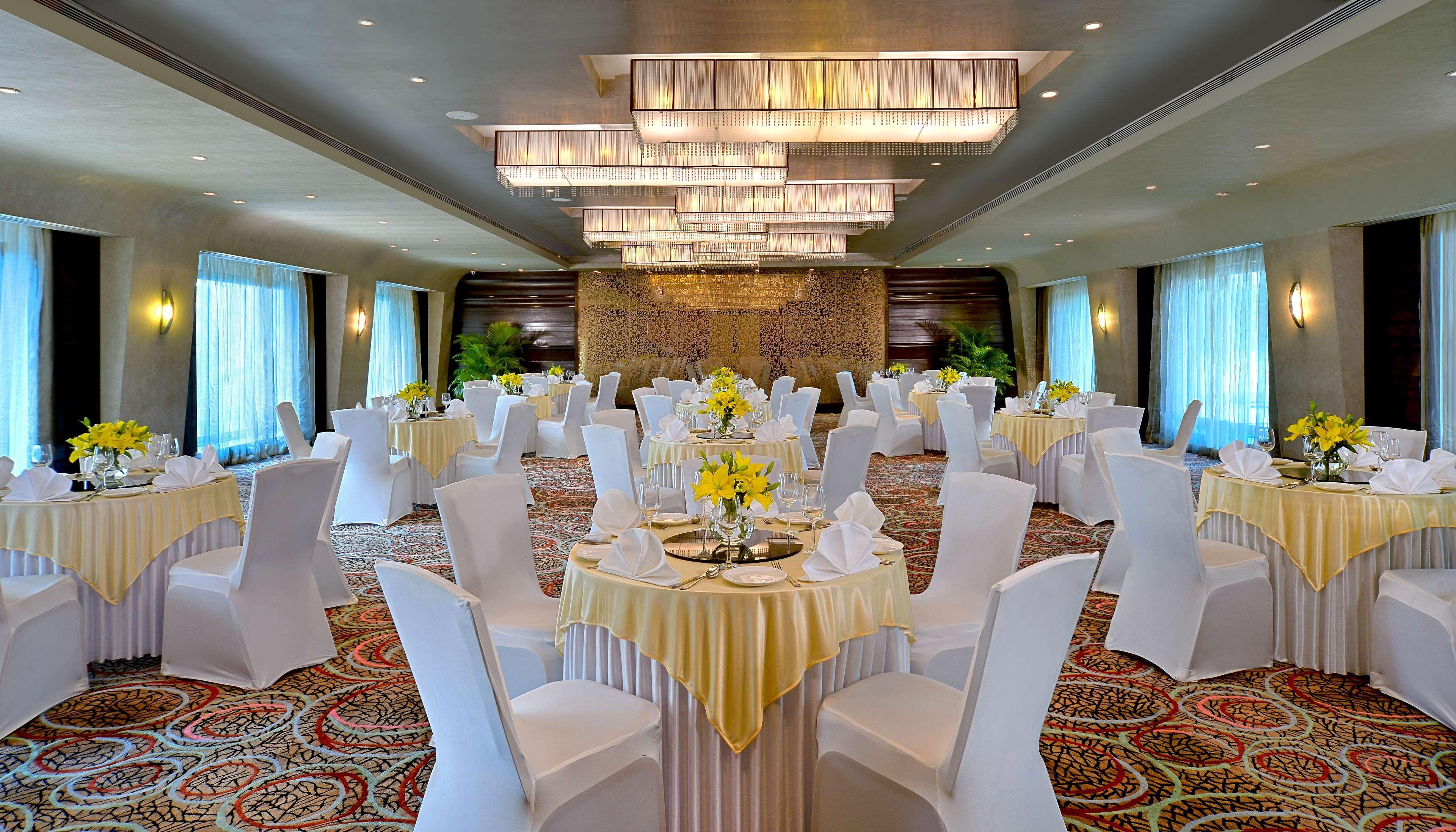 Radisson Mumbai Goregaon Exteriör bild