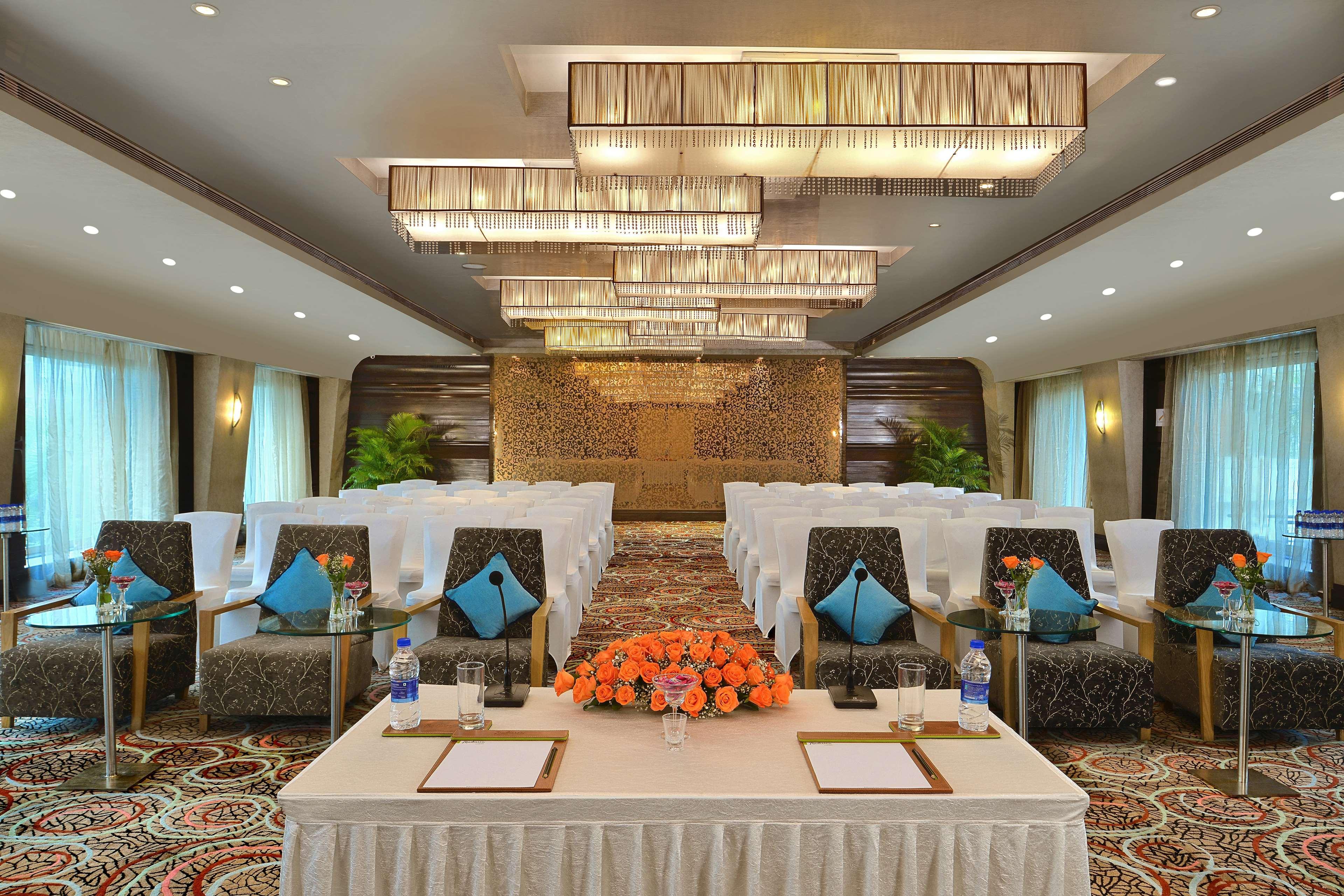Radisson Mumbai Goregaon Exteriör bild