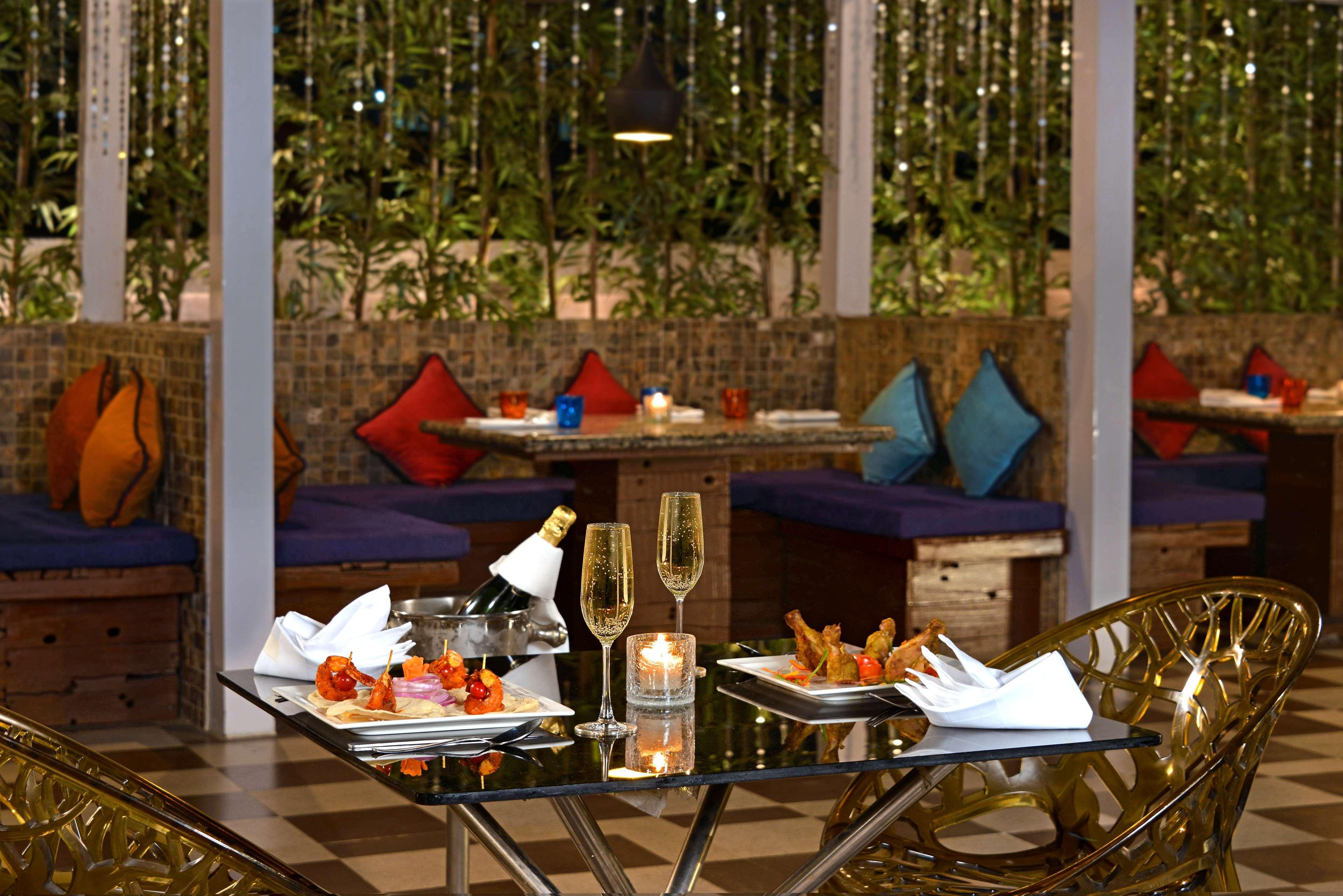 Radisson Mumbai Goregaon Exteriör bild