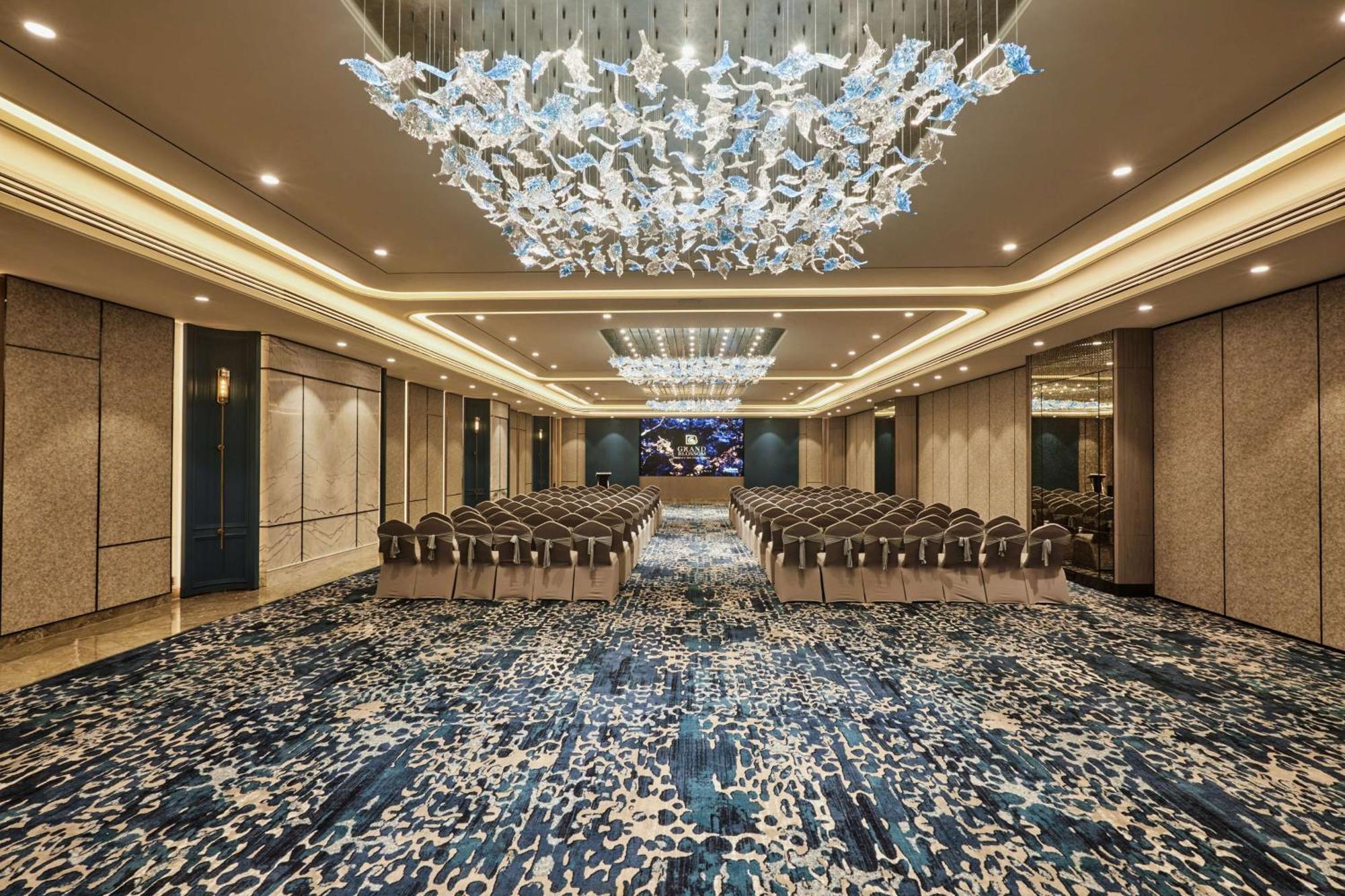 Radisson Mumbai Goregaon Exteriör bild