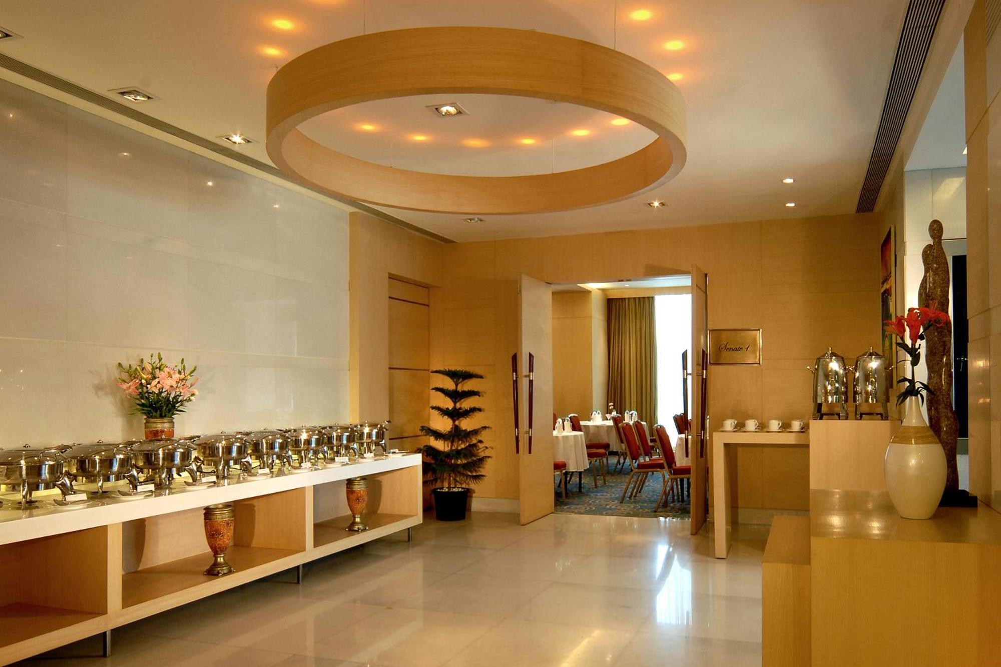 Radisson Mumbai Goregaon Exteriör bild