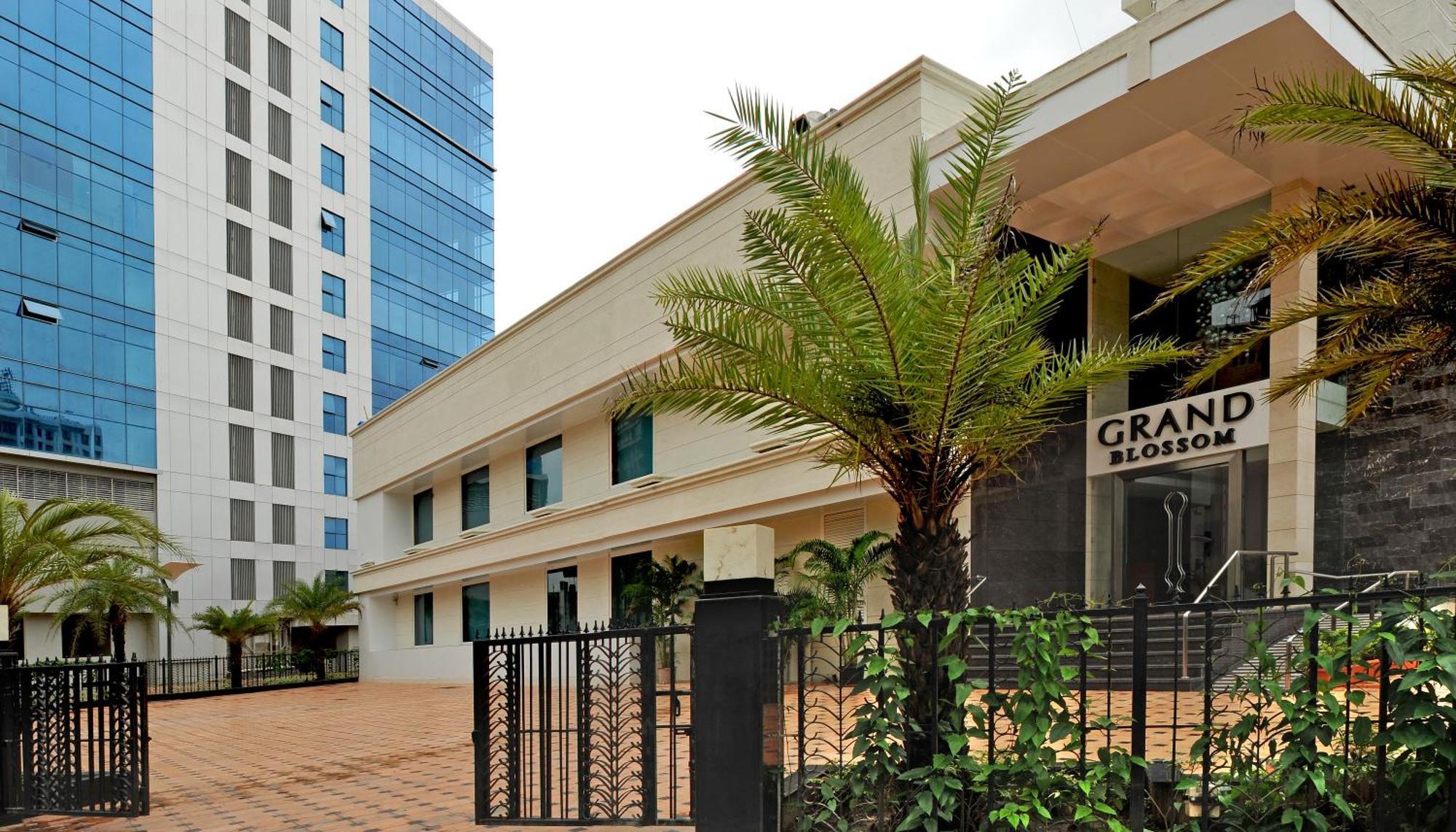 Radisson Mumbai Goregaon Exteriör bild