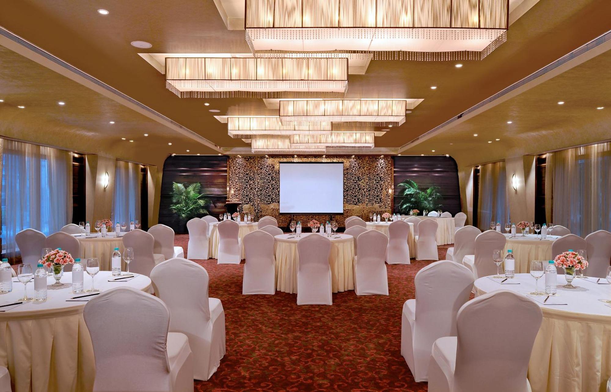 Radisson Mumbai Goregaon Exteriör bild